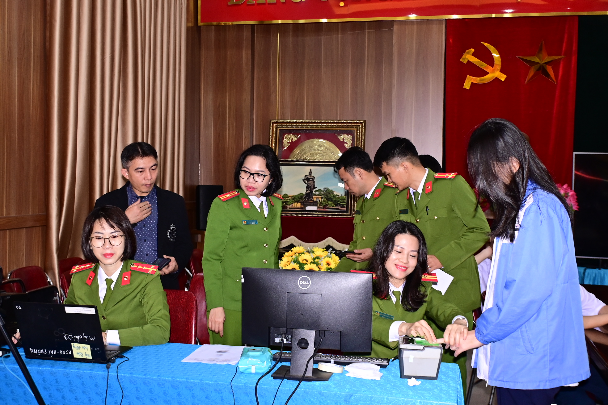 Phòng Cảnh sát quản lý hành chính về trật tự xã hội: Thu thập thông tin cấp CCCD gắn chíp cho học sinh Trường THCS Hồng Bàng